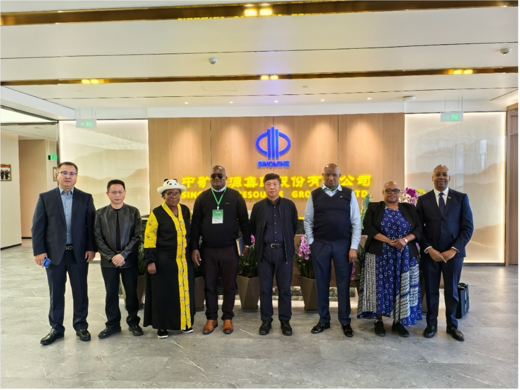 津巴布韦马斯温戈省省长一行到访xpj官网集团总部